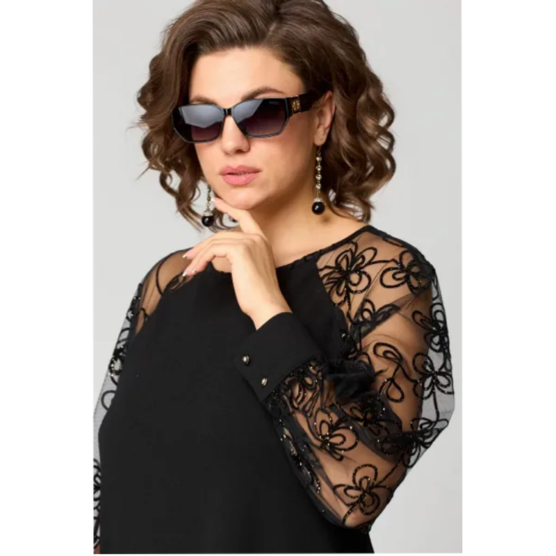 Elegancka czarna sukienka z koronką